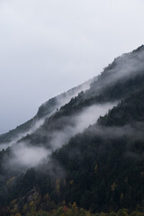 Paisaje brumoso entre montañas en invierno