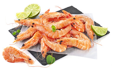 Krewetki na kamiennej desce z limonką i świeżymi ziołami © Jolaya