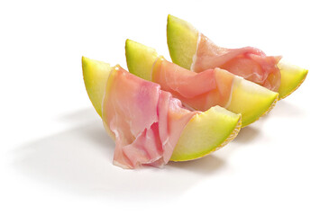 Melon z szynką na białym tle © Jolaya