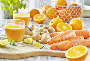 Przygotowanie świeży shake pomarańczowy z marchwią,  imbirem i limonką © Jolaya