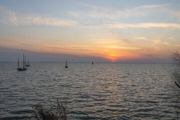 Ancient sailboats, fishing boats, dusk, sunset, sunset, lakeside, light and shadow, scenery, backlighting, background