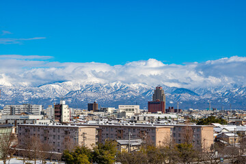 富山 富岩運河環水公園から見える壮大な立山 © T.K
