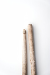 baguettes de batteur, usées, vue du dessus, gros plan, à plat, sur fond blanc