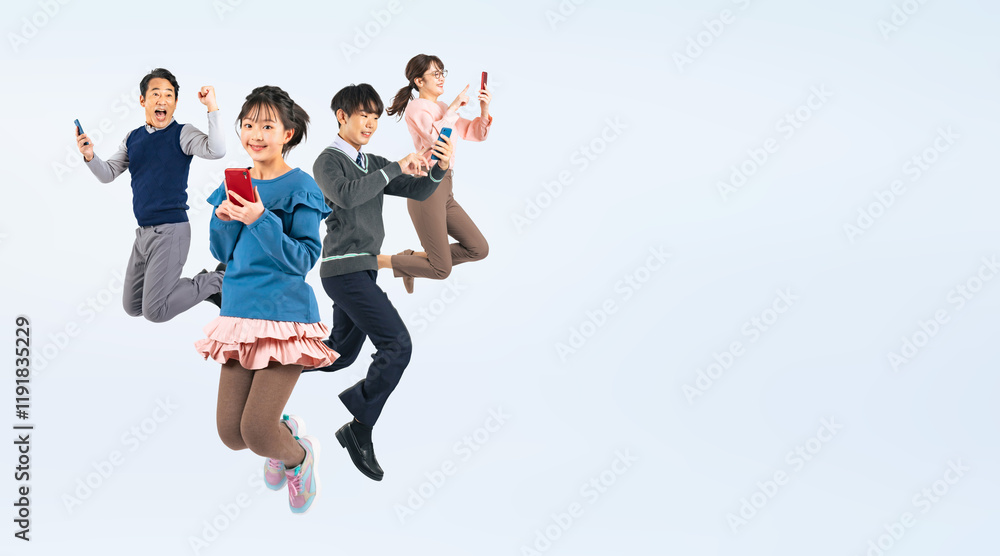 Poster 家族、ファミリー、ジャンプ、スマホ、アプリ、SNS、メール、スマートフォン、親子、子供、グループ、メッセージ、パパ、ママ、小学生、中学生、全身、家庭、チームワーク、カジュアル、飛躍、躍動感、アクティブ、元気、アクション、スタート、挑戦、チャレンジ、成長、教育、目標、自由、笑顔、ポジティブ、やる気、チャンス、プレゼント、キャンペーン、キャッシュバック、セール、ポイント、クーポン、日本人、男性、女性、