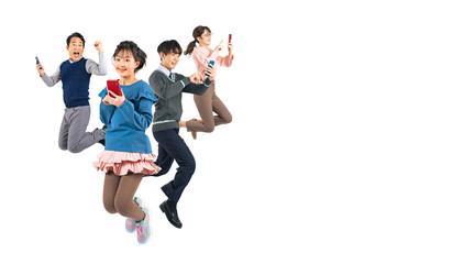 スマホを使いながらジャンプする子供を中心にした三世代家族　手作業で切り抜いた背景透過全身写真PNG（1人ずつのPNG画像も販売しております。作成者リンクから「PNG」で検索してください）