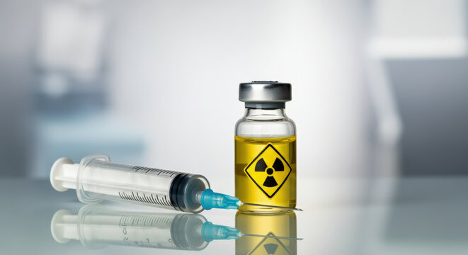Syringe and vial containing radioactive substance for medical use