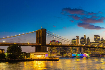 Fototapeta premium Brooklyn Bridge and Manhattan at sunset