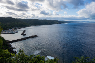 日本の沖縄県の茅打ちバンタの美しい自然風景