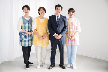 保育士や介護士、園長先生のカメラ目線の全身のイメージ