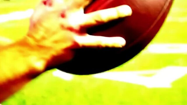 jugador de football americano con balon en las manos