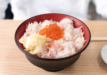 北海道旅行でかに丼を食べる日本人の女性