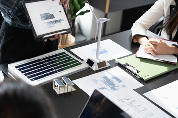 Group of solar engineers develop solar panel system, renewable energy concept © Wanda