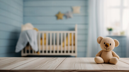 Leerer Holztisch mit Teddybär im pastellblauen Babyzimmer, unscharfer Hintergrund mit Platz für Text und Produkt