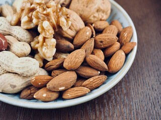 유기농 견과류 호두와 아몬드 그리고 땅콩