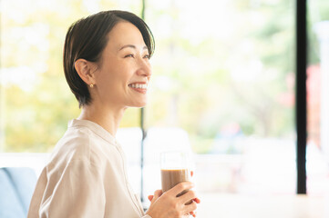 カフェでくつろぐミドルの女性