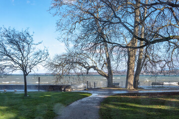 grosse bise et vagues sur les quai de Genève