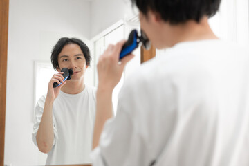 髭を剃る男性