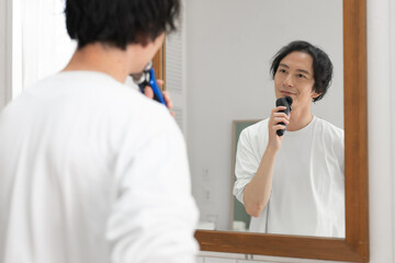 髭剃りをする男性