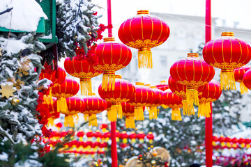 Naklejka premium Chinese red Christmas lanterns on Tverskaya Street in Moscow. Close-up. The first ever meeting of the Chinese New Year 2024 in Moscow.