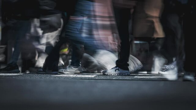 歩行者が動く東京の渋谷スクランブル交差点　タイムラプス