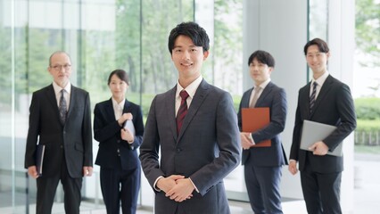  笑顔で立つビジネスマン