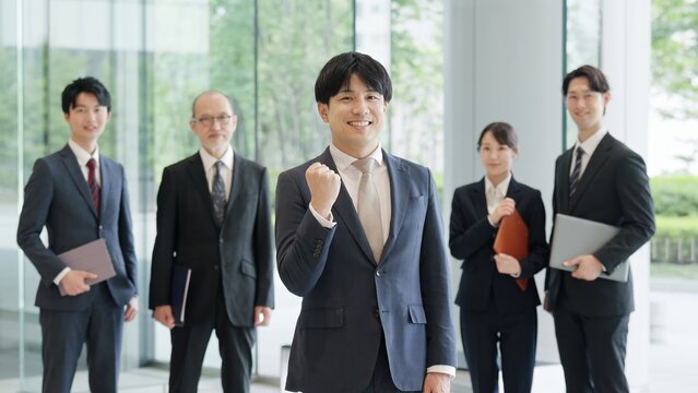 笑顔でガッツポーズをするビジネスマン