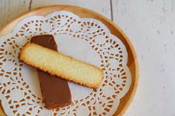チョコレートがコーティングされた細長いクッキー