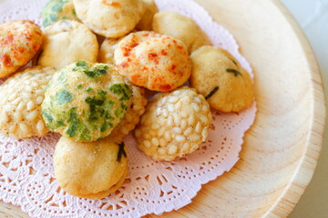 皿に盛られた色とりどりな豆菓子。