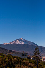 Volcán del Teide nevado visto desde el municipio de la Matanza.