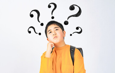 doubt, question mark, elementary school student, boy, think, worry, be troubled, problem, exam, child, male, man, idea, school bag, anxiety, wonder, study, learning, education, imagination, inspiratio