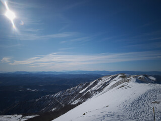Vista dalla cima del monte in inverno