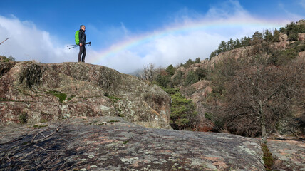 Mujer en La Pedriza con arcoiris 