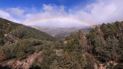 Arcoiris en La Pedriza con la cuerda larga al fondo