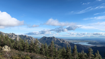 La pedriza d&iacute;a soleado con nubes