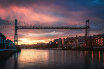 Arde el cielo sobre el puente colgante