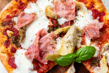 Deliziosa pinsa romana condita con prosciutto cotto e carciofi, cibo italiano 