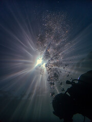 Sonnenstrahlen unter Wasser