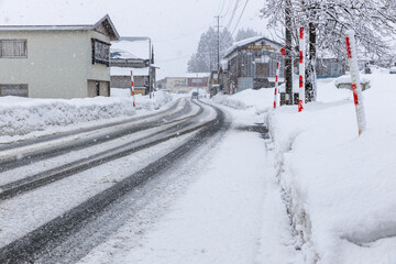 田舎の道路の雪景色