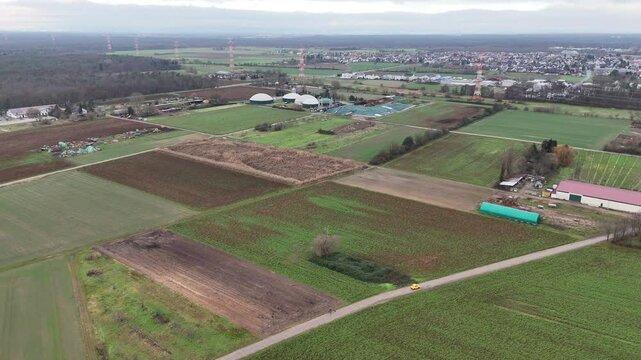 Felder und Biogasanlage bei Darmstadt