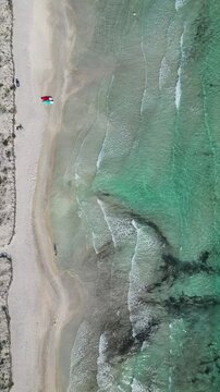 Aerial, Strand auf Sardinien im Herbst bei tierstehender Sonne, Head Over Shot, Hochformat, 4K