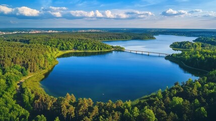 Obraz premium Scenic Aerial View of Calm Lake Surrounded by Lush Forest Landscape