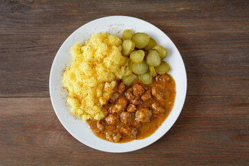 gulasz wieprzowy z ziemniakami i ogórkiem kiszonym