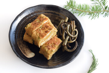 山椒の実入り卵焼きとゼンマイ
