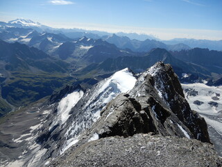 Blick vom Combin de la Tsessette 4134m zum Tour de Boussine 3831m bei der Grand Combin...