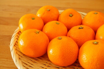 甘くて美味しい新鮮なみかんをざるにのせている