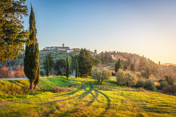 Obraz premium View of the village of Lajatico from the surrounding countryside. Tuscany, Italy