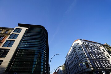 Eckhäuser als Altbau und Neubau an der Kreuzung Münzstraße und Max-Beer-Straße vor blauem...