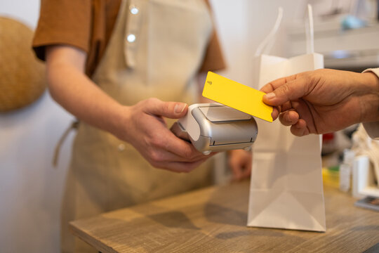 Contactless payment transaction with credit card and terminal