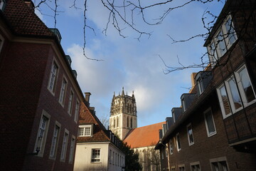 Die Überwasserkirche oder Liebfrauenkirche mit Kirchturm im Stil der Gotik vor blauem Himmel im...