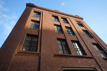 Obraz premium Sanierte Fassade aus Backstein eines ehemaligen Getreidespeicher im Hafenviertel oder Hansaviertel am Binnenhafen am Kreativkai am Dortmund-Ems-Kanal in Münster in Westfalen im Münsterland